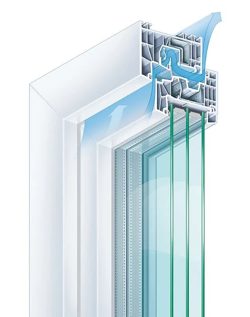Coupe de fenêtre ClimaTec avec des flèches bleues illustrant le passage naturel de l’air, visuel du site OBPF.